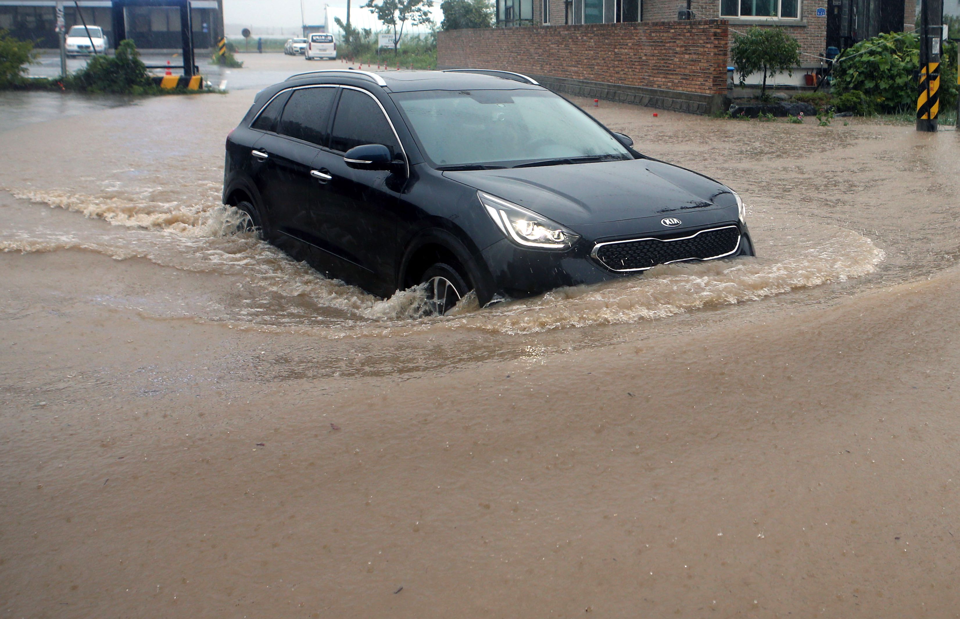 當地時間7日上午，第10號颱風「海神」在韓國蔚山市海岸登陸，韓國全國均在颱風影響範圍內。蔚山、釜山等地下起暴雨，道路被封鎖。法新社