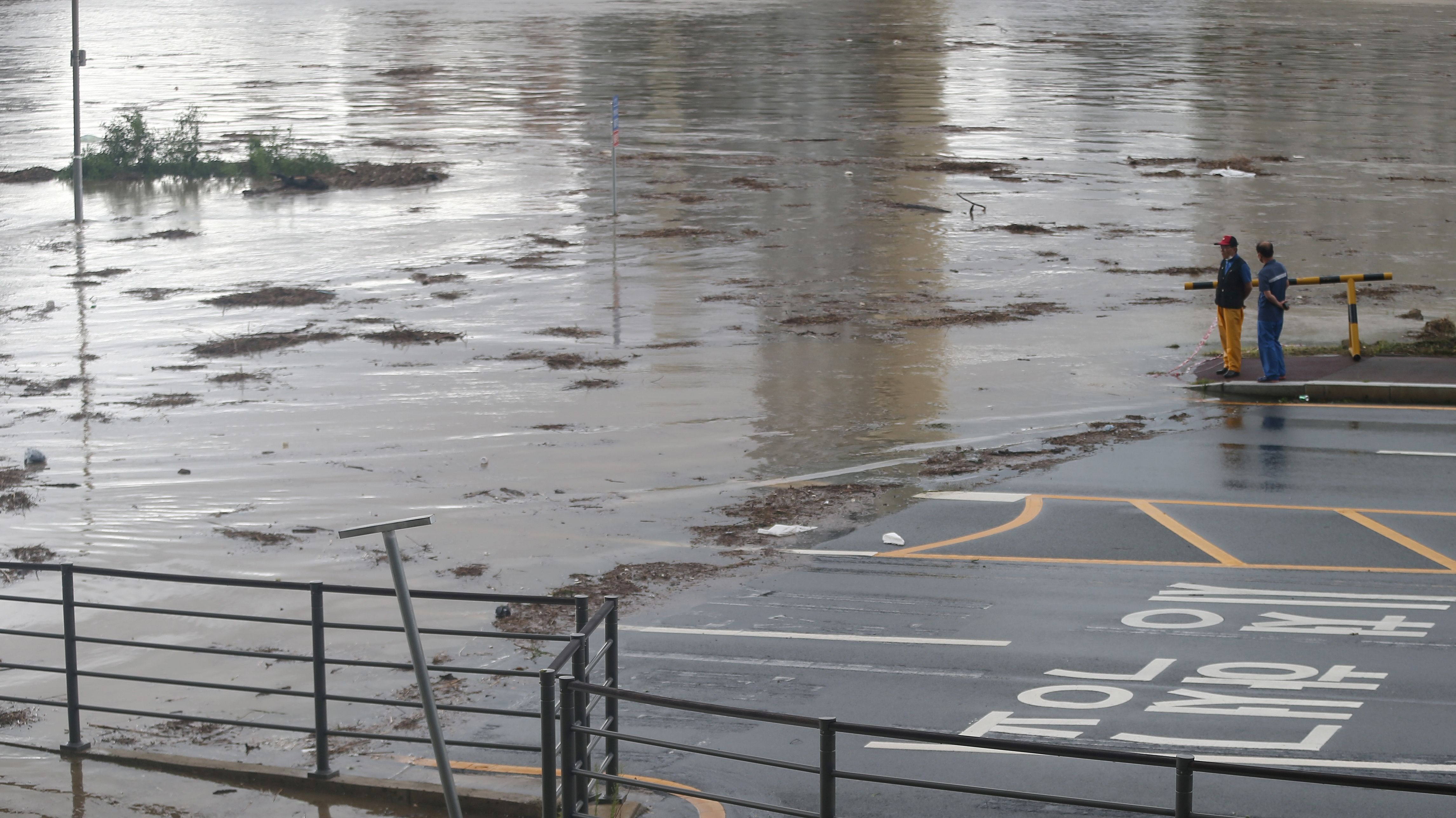 當地時間7日上午，第10號颱風「海神」在韓國蔚山市海岸登陸，韓國全國均在颱風影響範圍內。蔚山、釜山等地下起暴雨，道路被封鎖。法新社