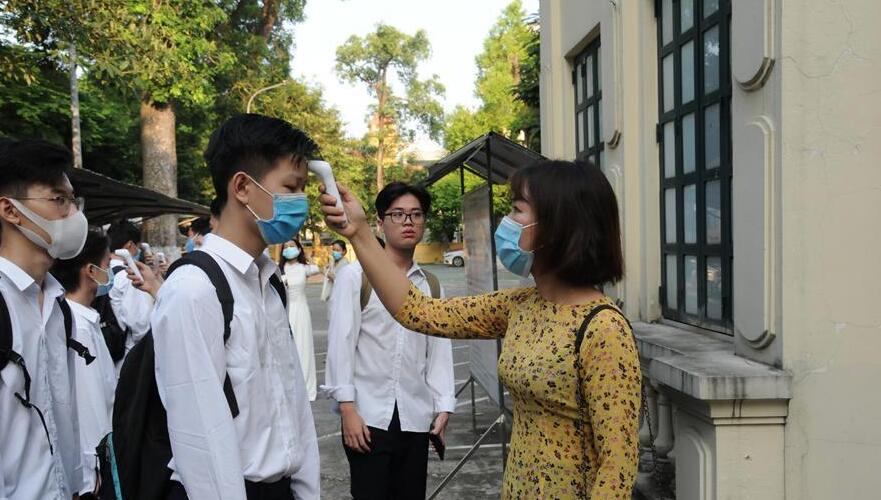 9月5日，在越南首都河內的一所學校，學生們在參加開學典禮前接受體溫檢測。 9月5日是越南新學年第一天，當天越南全國近2300萬名學生參加開學典禮。 新華社記者 陶軍 攝