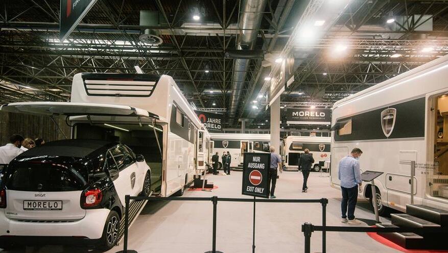 人們在德國杜塞爾多夫房車展上參觀。 人們在德國杜塞爾多夫房車展上參觀。
