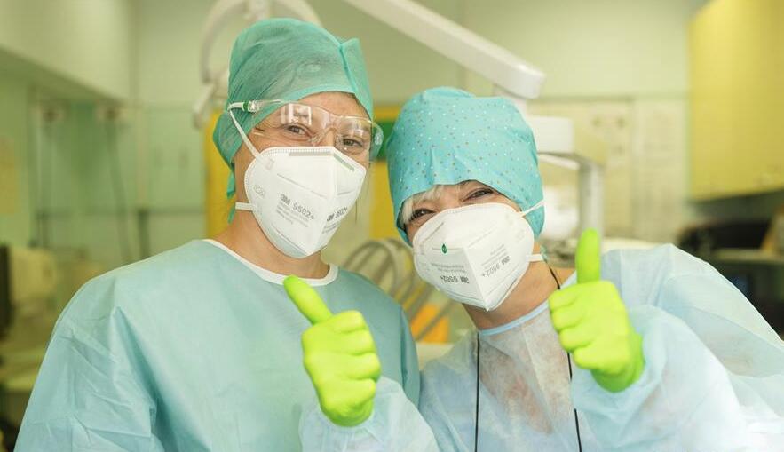 斯洛文尼亞盧布爾雅那社區衛生中心牙科門診的兩名醫生合影。