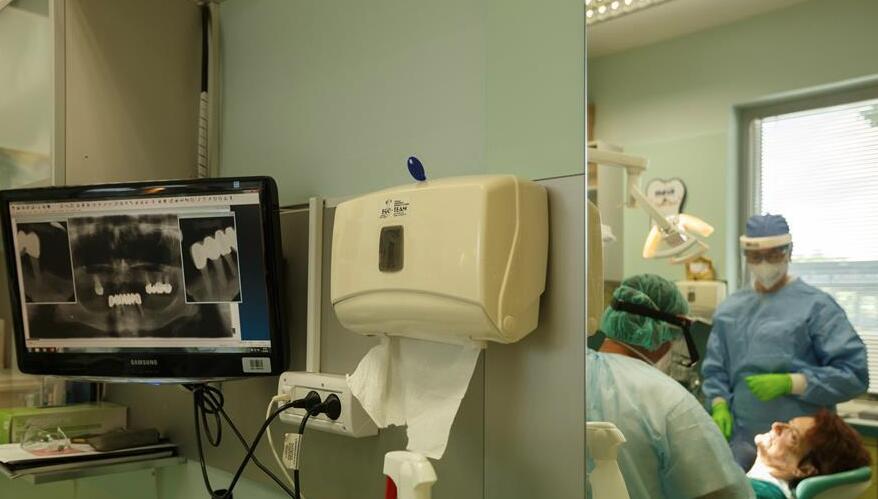 患者在斯洛文尼亞盧布爾雅那社區衛生中心牙科門診就診。