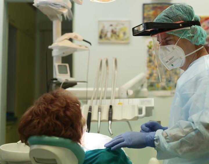 斯洛文尼亞盧布爾雅那社區衛生中心牙科門診的醫生佩戴防護裝備工作。