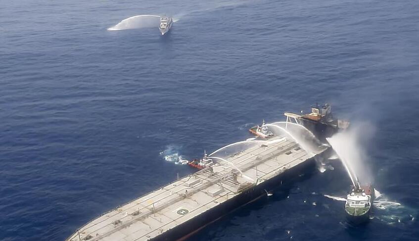 在斯里蘭卡以東海域，救援船為"新鑽石"號油輪滅火。