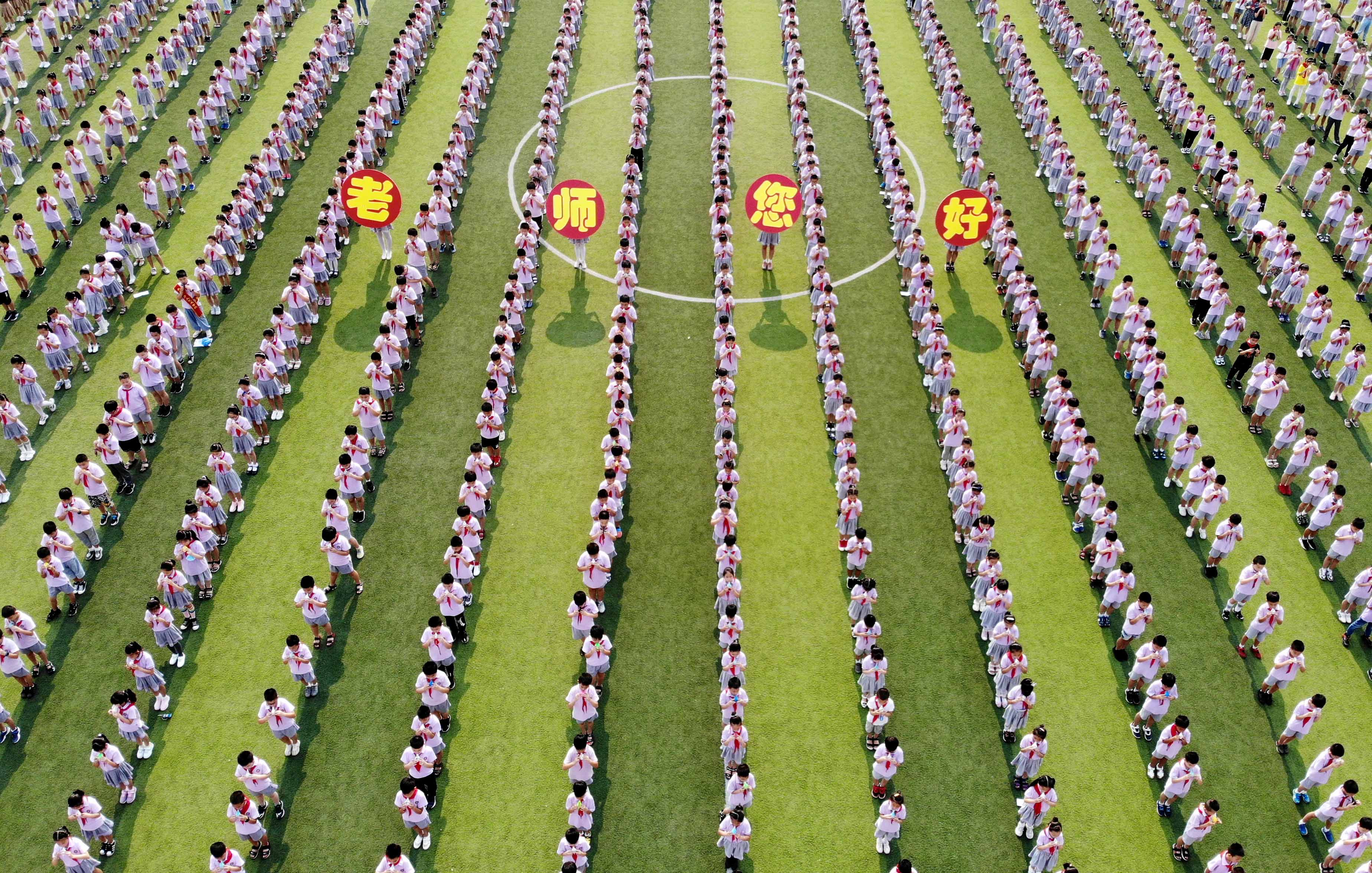 安徽2000名學生齊奏陶笛慶教師節。（香港文匯網記者趙臣 攝）