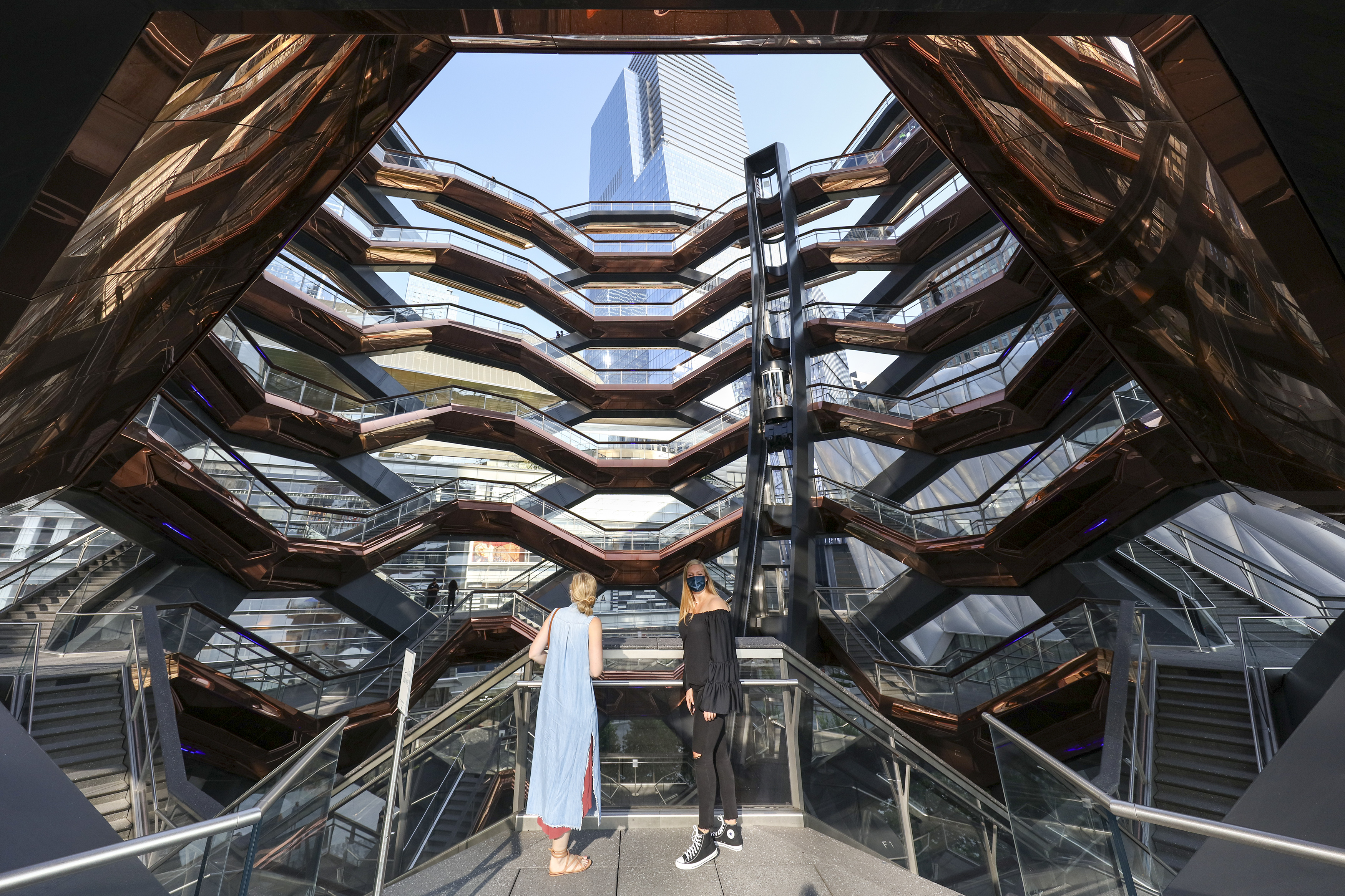 當地時間9月8日，市民遊覽紐約市標誌景觀「大松果」，該建築所在的哈德遜廣場各機構近期陸續重新開放。這座蜂窩式結構的建築由154段樓梯、80個樓梯平台組成，供參觀者從不同角度觀賞城市風光。 中新社
