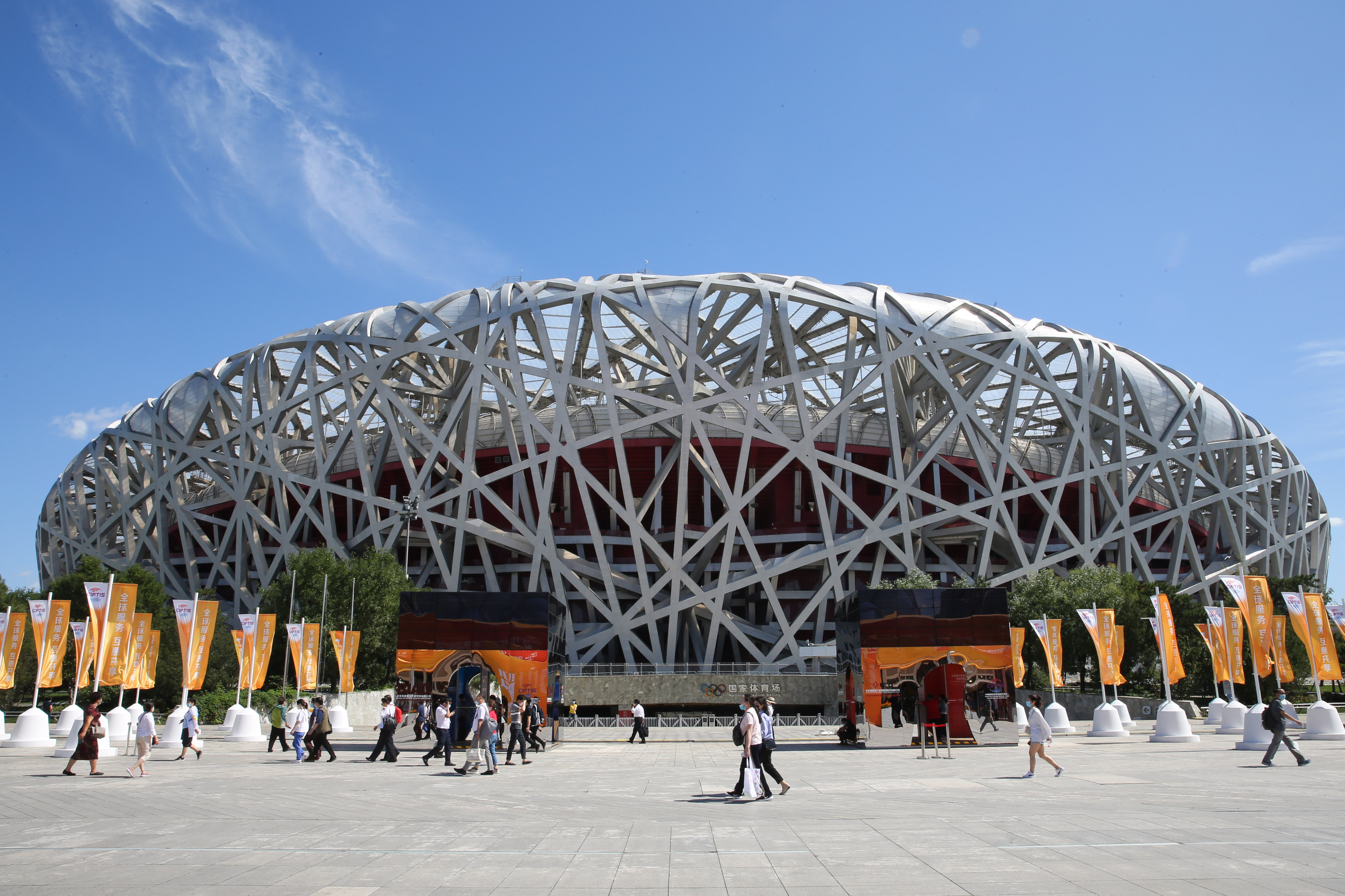 9月9日,觀眾在位於北京奧林匹克公園中軸景觀大道的服貿會專題展區參觀。新華社 9月9日,觀眾在位於北京奧林匹克公園中軸景觀大道的服貿會專題展區參觀。新華社