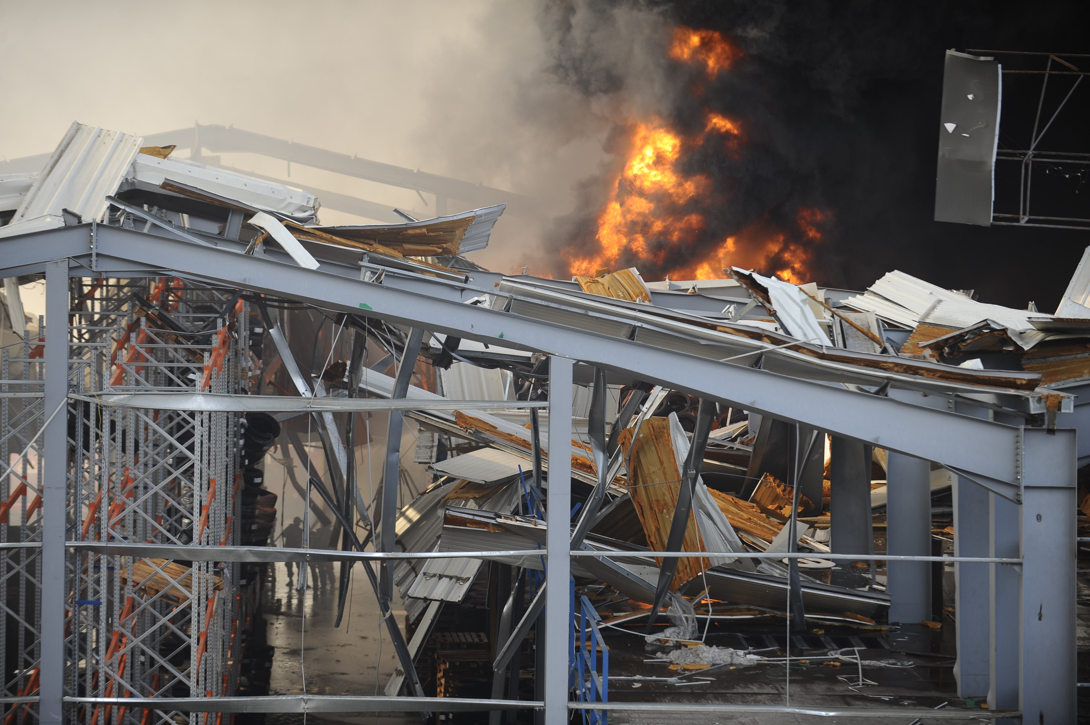 9月10日，在黎巴嫩首都貝魯特，一名外賣快遞員準備用手機拍攝港口區一處倉庫起火後產生的濃煙。 黎巴嫩首都貝魯特港口區一處倉庫10日發生火災，暫時沒有人員傷亡報告。據當地媒體報道，火災發生在當地時間13時30分左右。黎軍方在社交媒體推特上發表聲明說，起火地點為港口免稅區內存放輪胎和油料的倉庫。 新華社