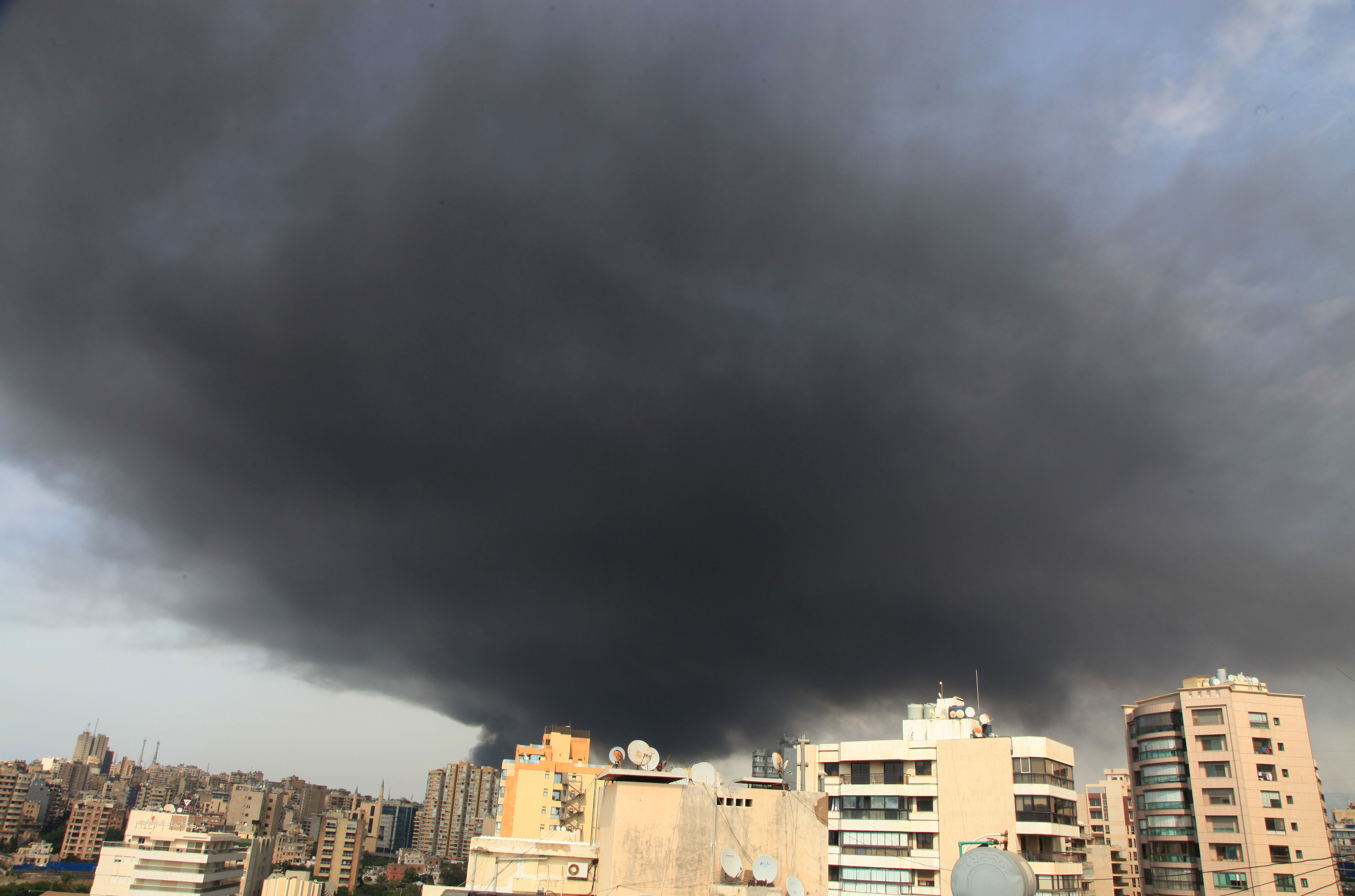 9月10日，在黎巴嫩首都貝魯特，一名外賣快遞員準備用手機拍攝港口區一處倉庫起火後產生的濃煙。 黎巴嫩首都貝魯特港口區一處倉庫10日發生火災，暫時沒有人員傷亡報告。據當地媒體報道，火災發生在當地時間13時30分左右。黎軍方在社交媒體推特上發表聲明說，起火地點為港口免稅區內存放輪胎和油料的倉庫。 新華社