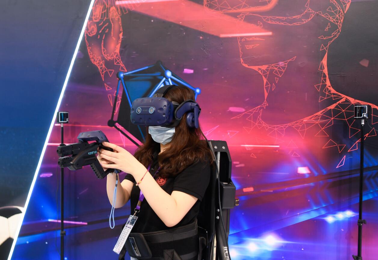 9月11日，觀眾在智能製造館內體驗5G技術應用的虛擬現實遊戲。新華社記者 黃宗治 攝