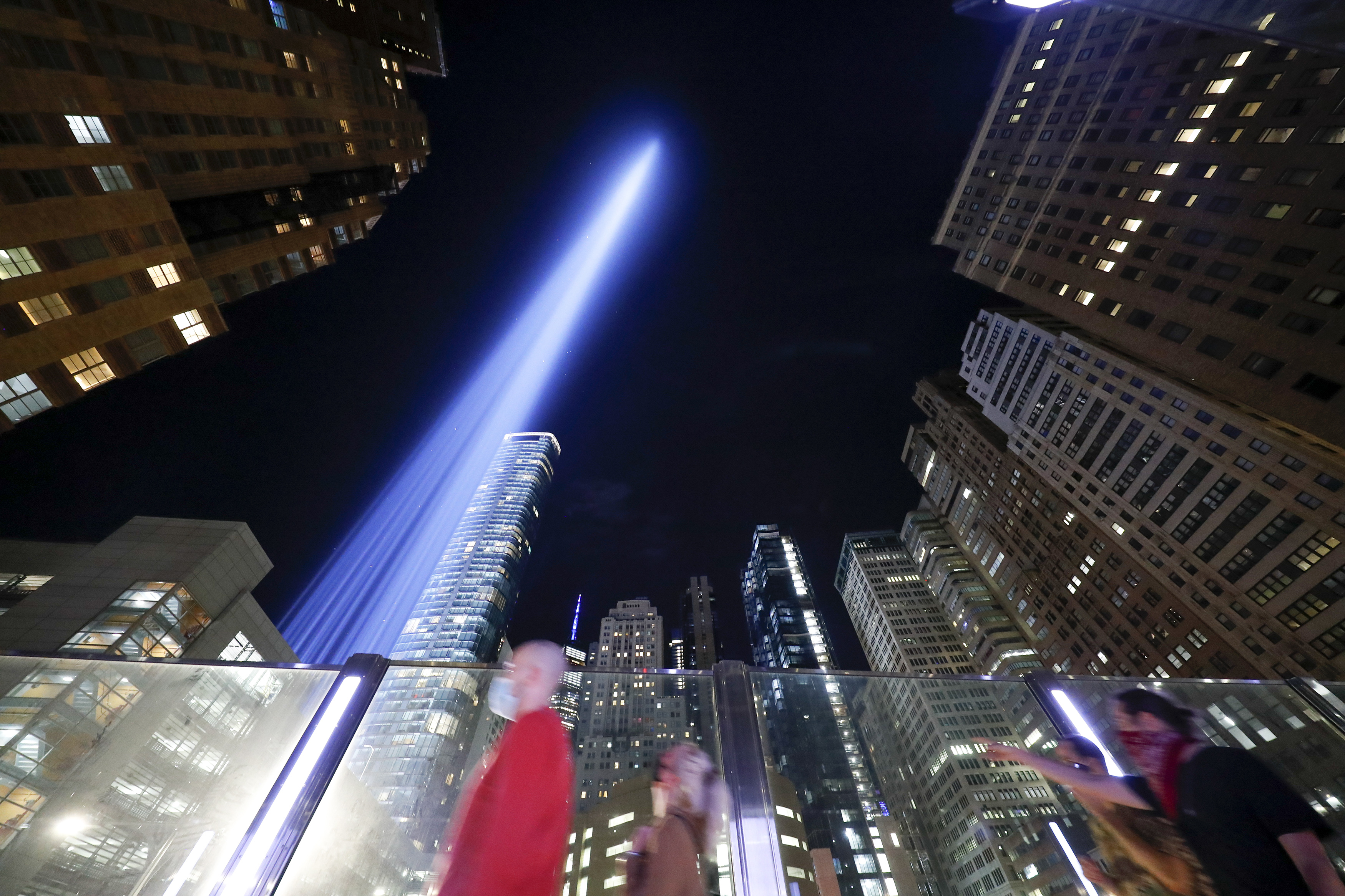 當地時間9月11日，「9·11」恐襲19周年，紐約世貿中心附近兩根象徵著世貿中心雙子塔的藍色光柱直衝雲霄，吸引行人駐足觀看。 （中新社）