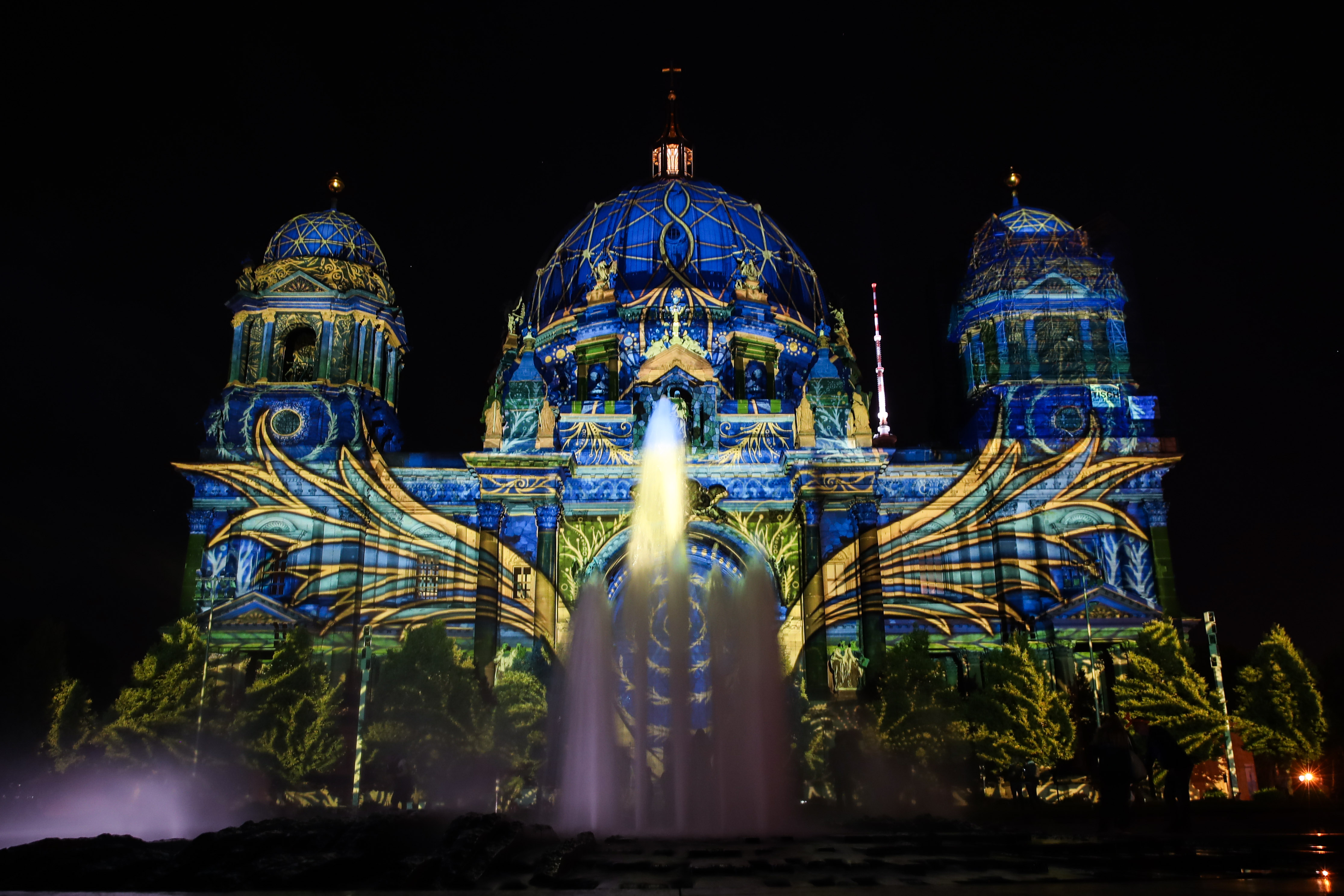 9月11日，德國首都柏林的柏林大教堂被燈光點亮。 一年一度的柏林燈光節11日正式開幕，多處地標性建築被燈光點亮。本屆燈光節將持續至9月20日。（新華社記者 單宇琦 攝）