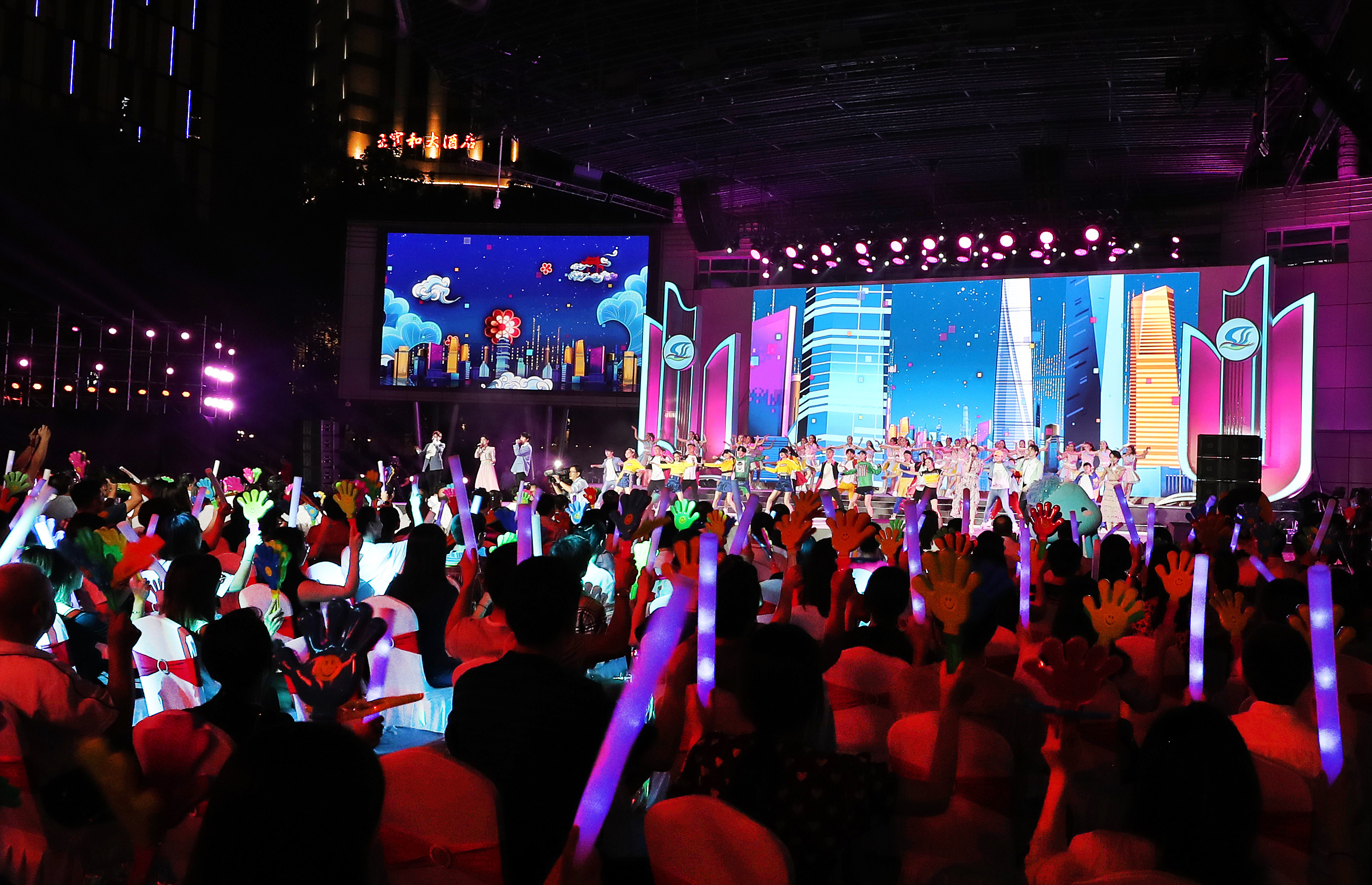 在上海南京東路世紀廣場拍攝的開幕儀式現場。 當日，第31屆上海旅遊節正式拉開帷幕。 （新華社）