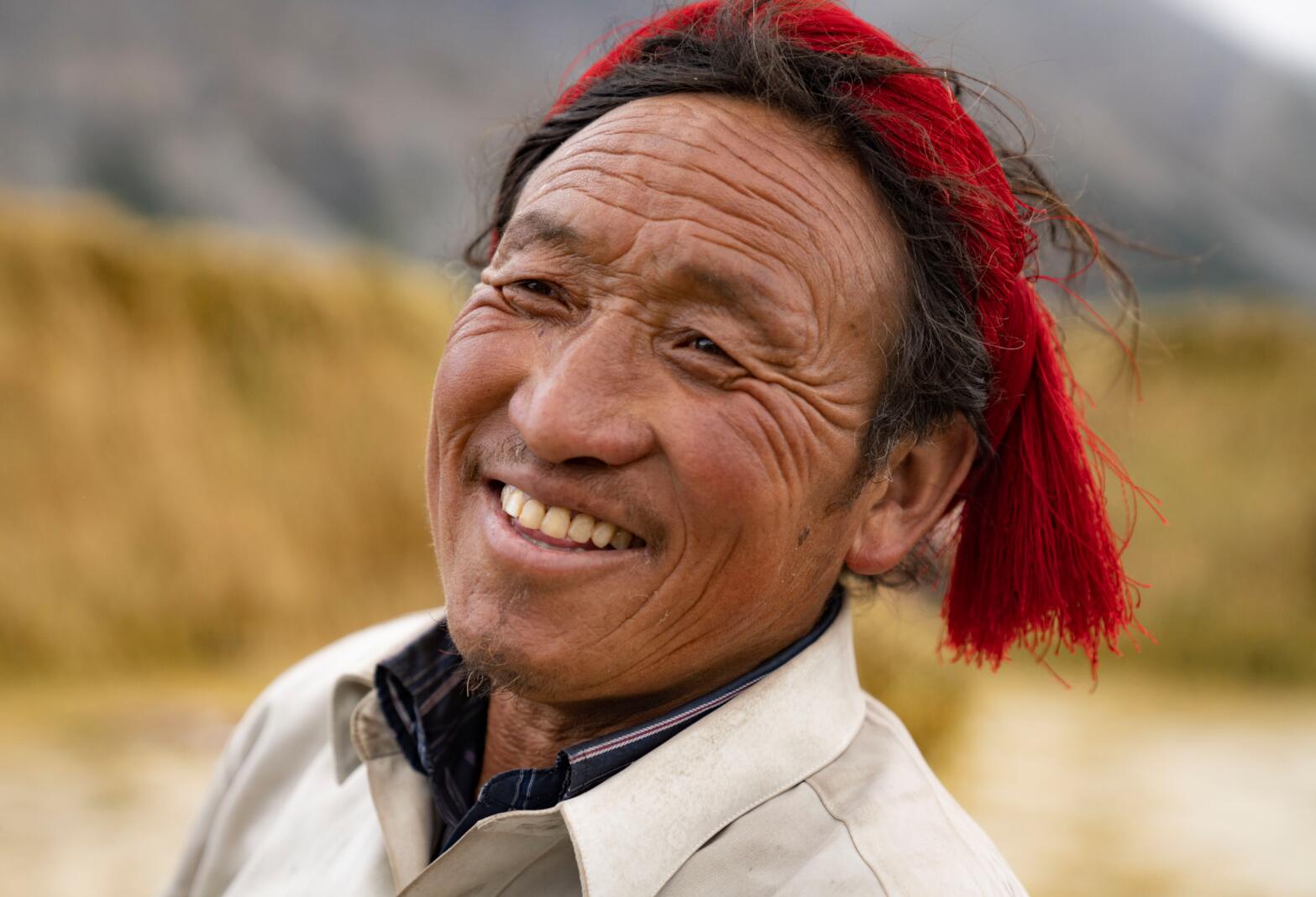 9月10日，西藏昌都市八宿縣然烏鎮康沙村的村民在收青稞。金色的農田裏，手扶拖拉機的馬達聲和村民的吆喝聲交織成一段優美的勞動之歌。
