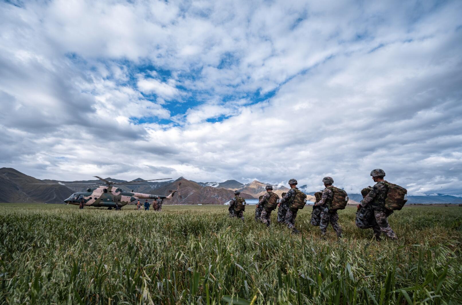 中國人民解放軍西藏軍區某特戰旅與某陸航旅近日聯合在海拔4000多米的陌生地域完成高原首次低空攜裝傘降訓練，進一步提升部隊高原區域立體攻防、遠程滲透、縱深打擊能力。參訓隊員除了20多公斤的傘具以外，每人還攜帶自身武器以及相關補給等裝備超過30公斤。日前，該旅已有千餘人次完成高海拔傘降訓練，數十個作戰單元實現高原攜裝跳傘。圖為9月11日，攜裝跳傘參訓隊員依次登機。中新社