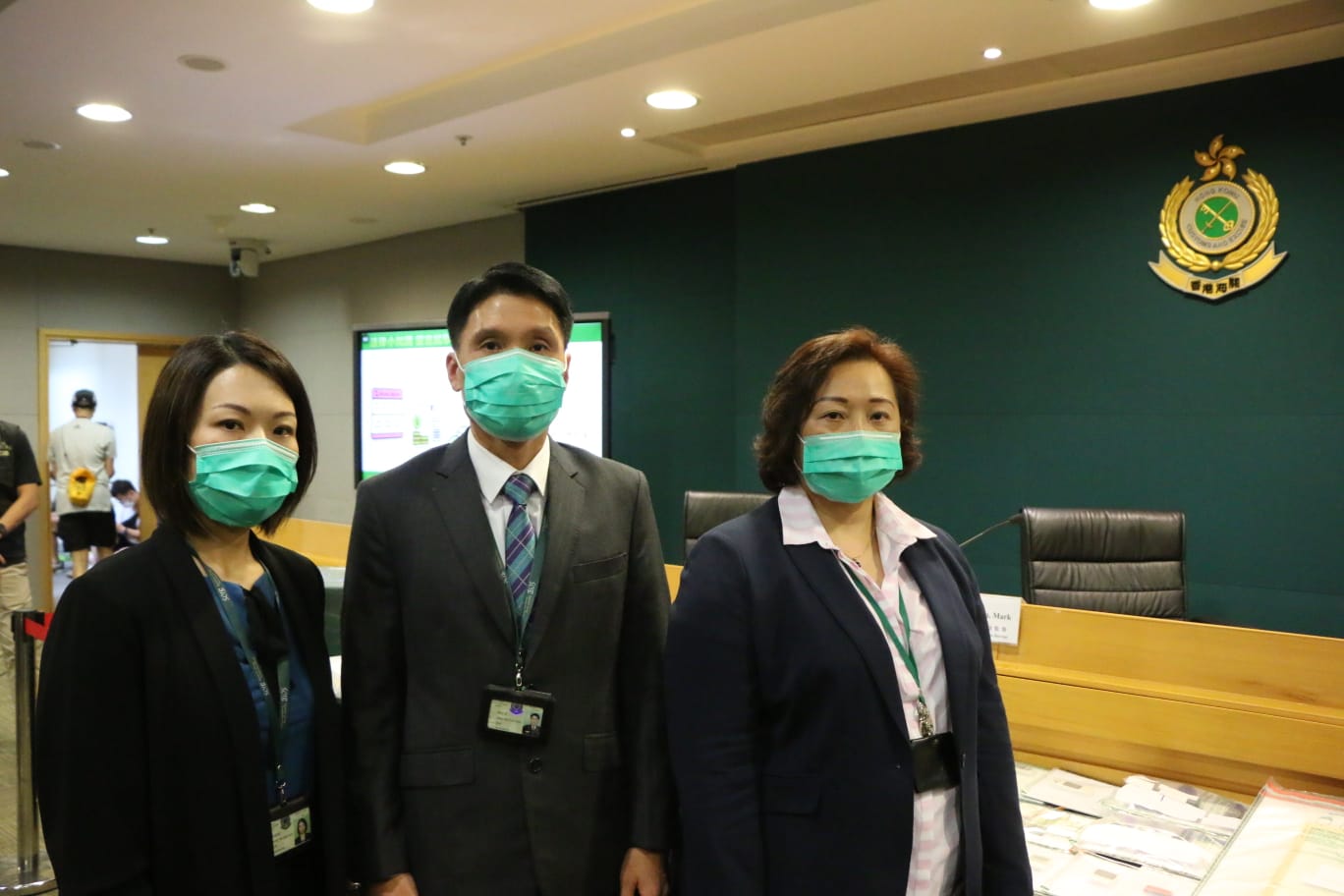 香港海關日前採取「獵影」行動破獲歷來最大宗涉及30億元的洗黑錢案,一家五口連同兌換店一名男東主被捕,案中海關凍結疑犯3000萬元資產,當中包括兩個物業。 香港海關日前採取「獵影」行動破獲歷來最大宗涉及30億元的洗黑錢案,一家五口連同兌換店一名男東主被捕,案中海關凍結疑犯3000萬元資產,當中包括兩個物業。