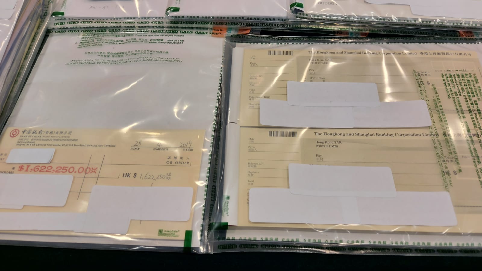 香港海關日前採取「獵影」行動破獲歷來最大宗涉及30億元的洗黑錢案,一家五口連同兌換店一名男東主被捕,案中海關凍結疑犯3000萬元資產,當中包括兩個物業。 香港海關日前採取「獵影」行動破獲歷來最大宗涉及30億元的洗黑錢案,一家五口連同兌換店一名男東主被捕,案中海關凍結疑犯3000萬元資產,當中包括兩個物業。