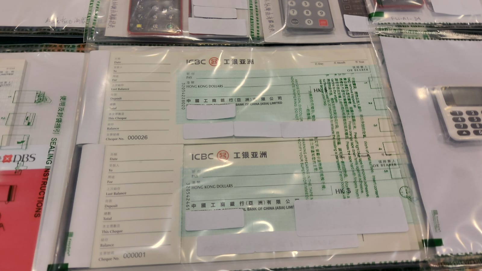 香港海關日前採取「獵影」行動破獲歷來最大宗涉及30億元的洗黑錢案,一家五口連同兌換店一名男東主被捕,案中海關凍結疑犯3000萬元資產,當中包括兩個物業。 香港海關日前採取「獵影」行動破獲歷來最大宗涉及30億元的洗黑錢案,一家五口連同兌換店一名男東主被捕,案中海關凍結疑犯3000萬元資產,當中包括兩個物業。
