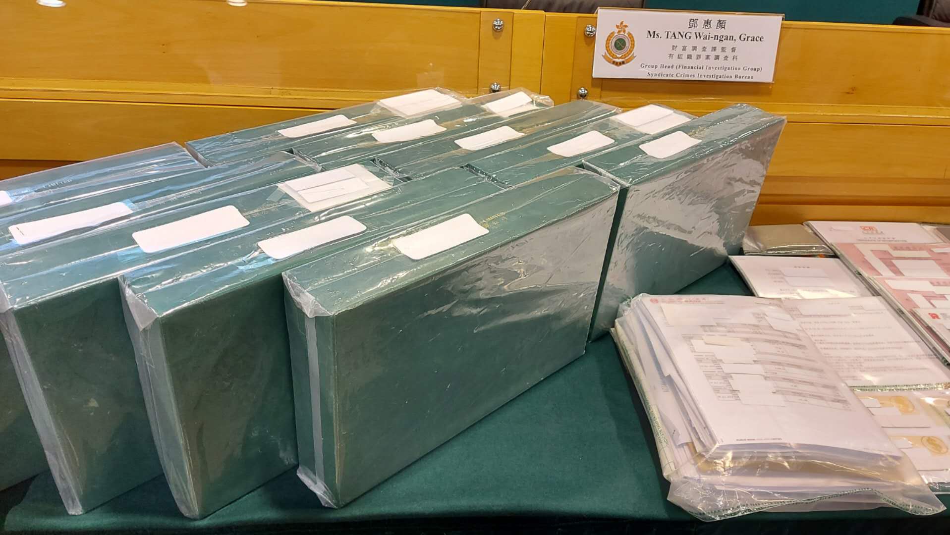 香港海關日前採取「獵影」行動破獲歷來最大宗涉及30億元的洗黑錢案,一家五口連同兌換店一名男東主被捕,案中海關凍結疑犯3000萬元資產,當中包括兩個物業。 香港海關日前採取「獵影」行動破獲歷來最大宗涉及30億元的洗黑錢案,一家五口連同兌換店一名男東主被捕,案中海關凍結疑犯3000萬元資產,當中包括兩個物業。