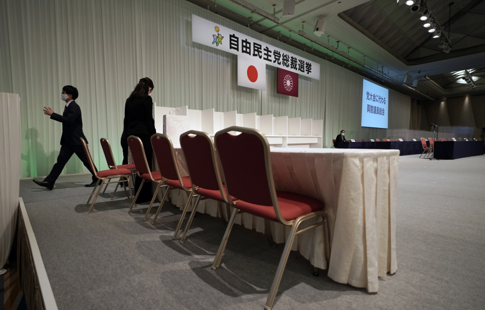 當地時間2020年9月14日,日本東京,自民黨總裁選舉投票正式開始。日本內閣官房長官菅義偉、自民黨前幹事長石破茂和自民黨政調會長岸田文雄將進行角逐。(澎湃新聞) 當地時間2020年9月14日,日本東京,自民黨總裁選舉投票正式開始。日本內閣官房長官菅義偉、自民黨前幹事長石破茂和自民黨政調會長岸田文雄將進行角逐。(澎湃新聞)