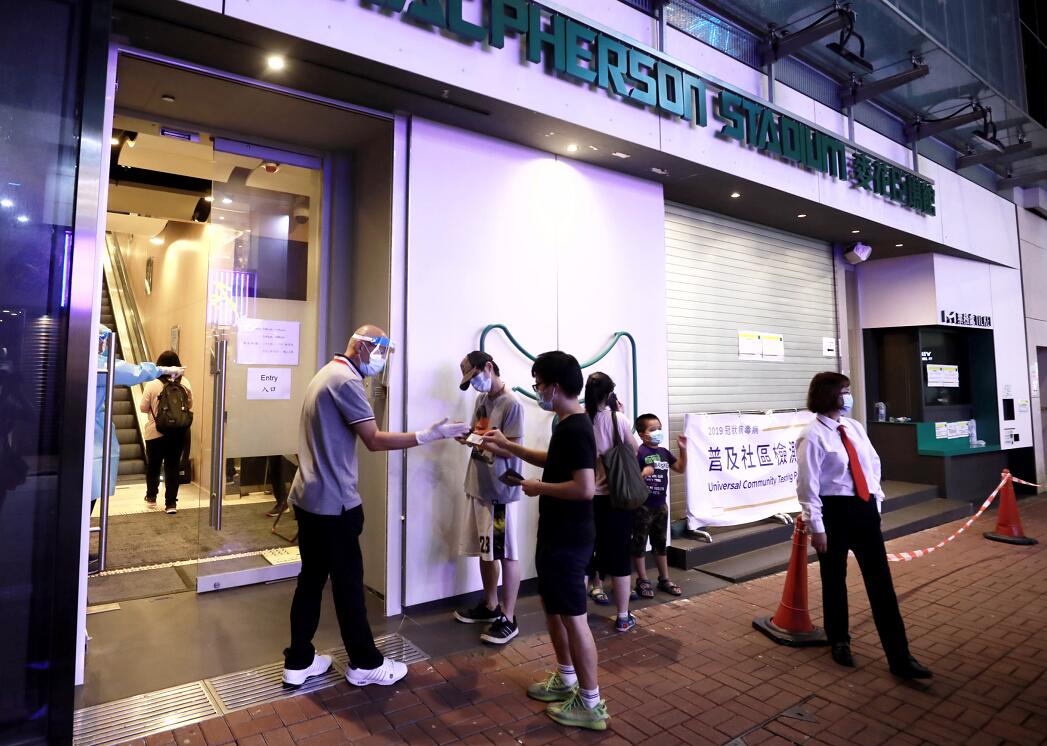 圖為市民把握機會,在普檢結束前到位於麥花臣體育館的檢測中心參加檢測。(大公文匯全媒體記者攝) 圖為市民把握機會,在普檢結束前到位於麥花臣體育館的檢測中心參加檢測。(大公文匯全媒體記者攝)