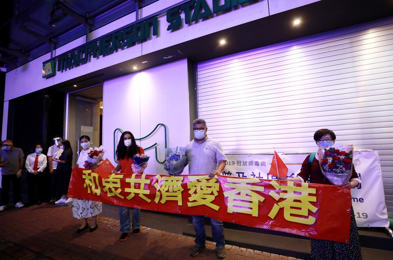 圖為市民手持橫幅感謝普檢計劃。(大公文匯全媒體記者攝) 圖為市民手持橫幅感謝普檢計劃。(大公文匯全媒體記者攝)