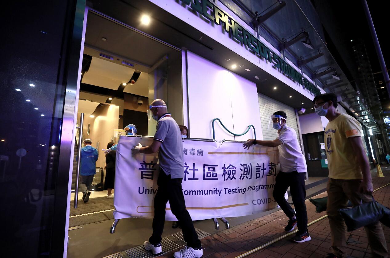 普檢於9月14日晚八點結束,圖為工作人員進行收尾工作。(大公文匯全媒體記者攝) 普檢於9月14日晚八點結束,圖為工作人員進行收尾工作。(大公文匯全媒體記者攝)
